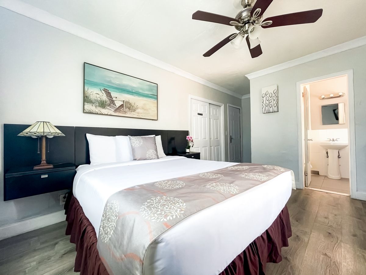 Queen room