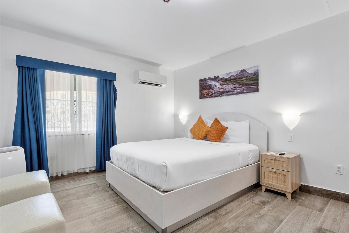Studio, king bed