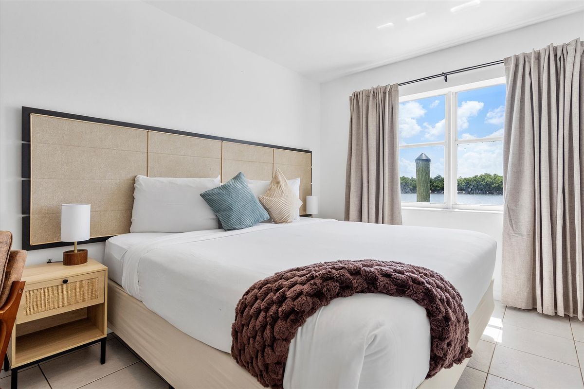 Lakeview suite, bedroom over the water
