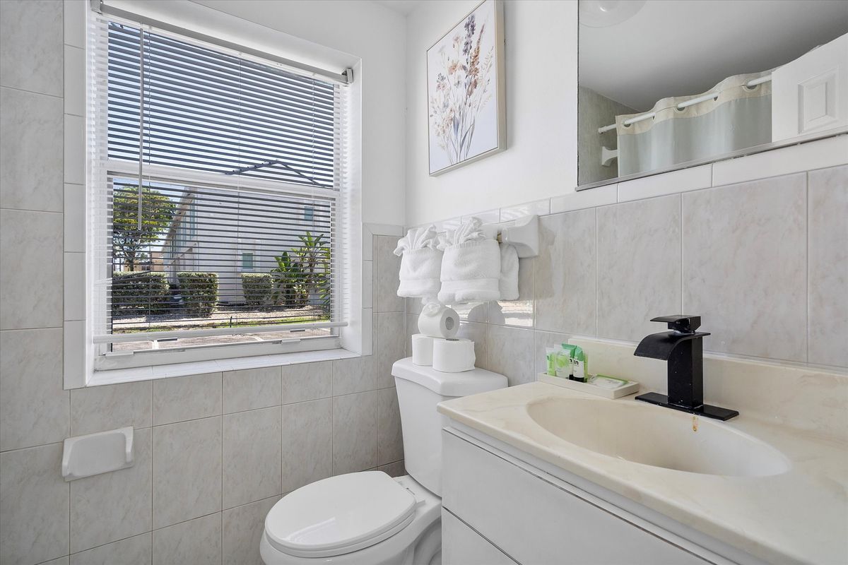 Bedroom suite bathroom
