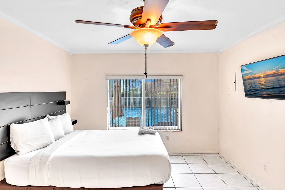 King room, pool side