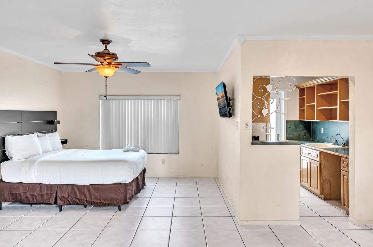 King room and kitchen