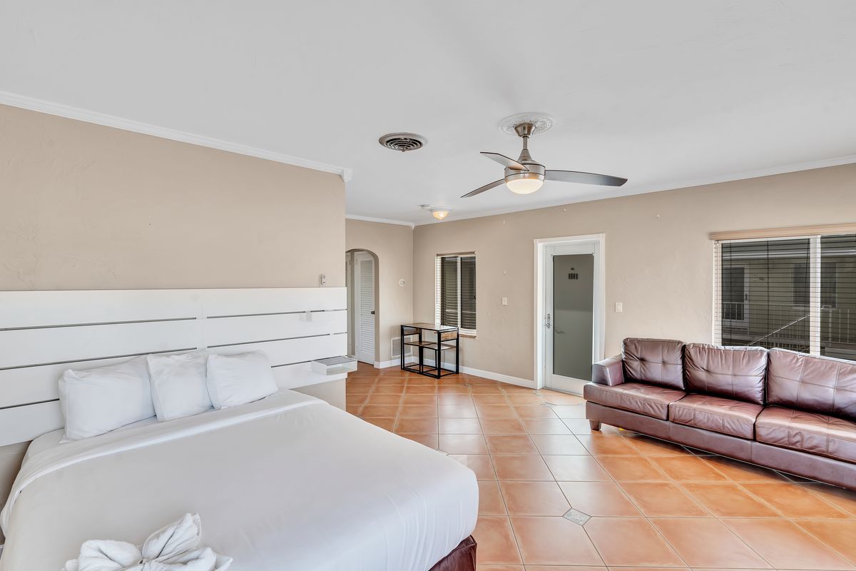 King room with sofa