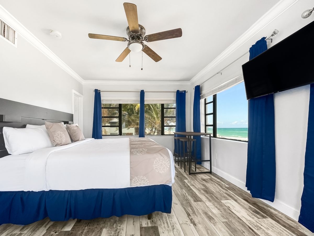 Bedroom Suite at Hollywood Beach Hotels, photo 3